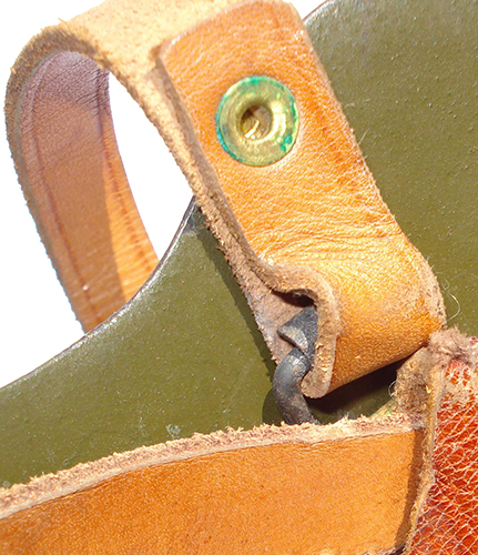 Passant de jugulaire. Passant de jugulaire.