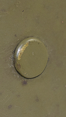 Gros rivet latéral. Gros rivet latéral.