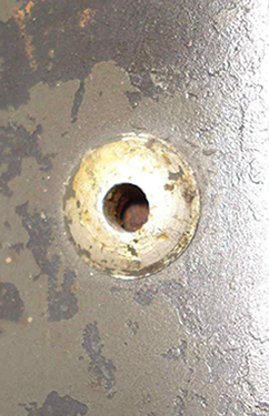 Gros rivet creux latéral. Gros rivet creux latéral.