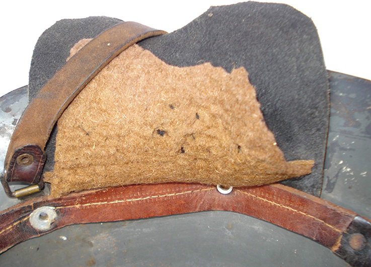 Revers patte de coiffe (latérale). Revers patte de coiffe (latérale).