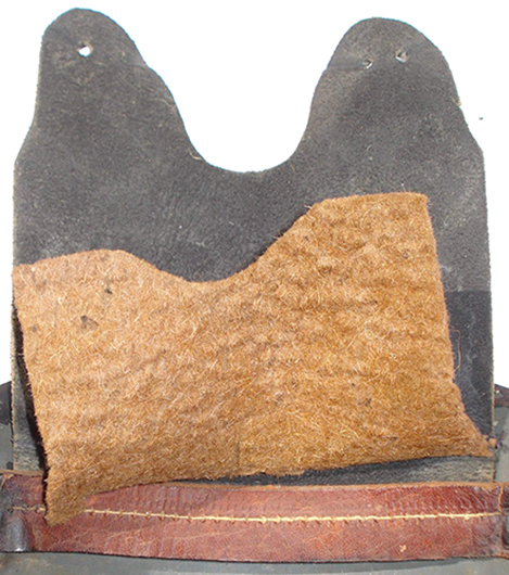 Revers patte de coiffe (avant). Revers patte de coiffe (avant).