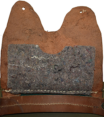 Revers patte de coiffe (avant). Revers patte de coiffe (avant).