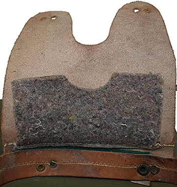 Revers patte de coiffe (latérale). Revers patte de coiffe (latérale).