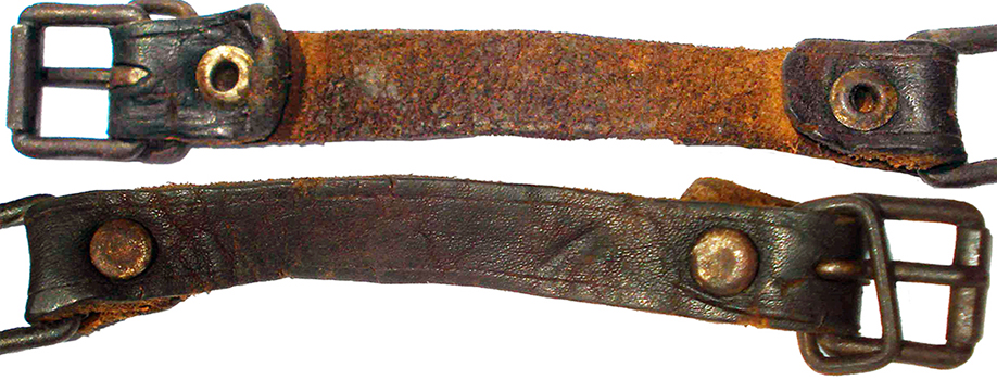 Partie courte avec boucle à ardillon. Partie courte avec boucle à ardillon.