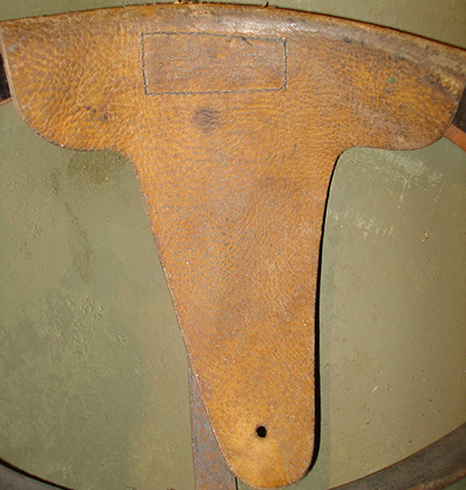 Patte de coiffe. Rivet de fixation.