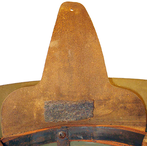 Revers patte de coiffe avec tampon en feutre. Revers patte de coiffe avec tampon en feutre.