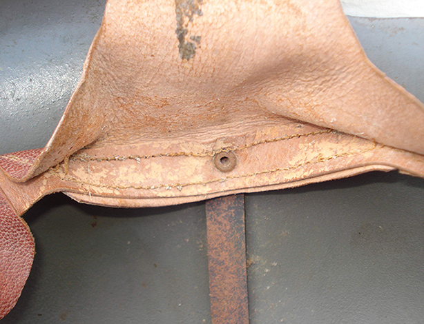 Remplacement du cerclage métallique par un bandeau de cuir. Remplacement du cerclage métallique par un bandeau de cuir.