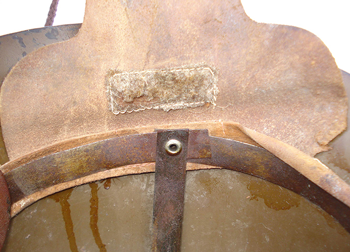 Revers patte de coiffe avec tampon en feutre. Revers patte de coiffe avec tampon en feutre.