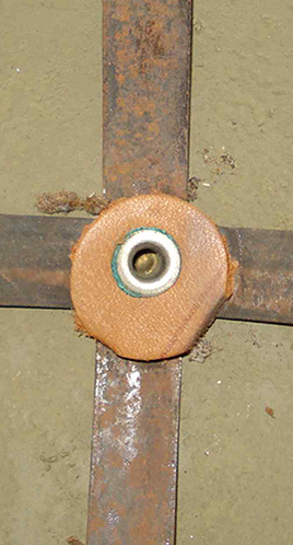 Rivet renforcé d'une rondelle en cuir. Rivet renforcé d'une rondelle en cuir.