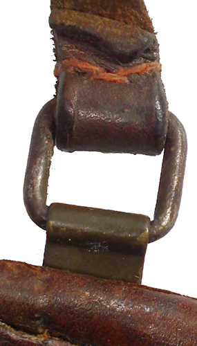 Passant articulé, maintien par couture. Passant articulé, maintien par couture.