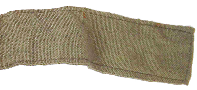 Extrémité du bandeau non doublé de cuir pour le réglage de la circonférence. Extrémité du bandeau non doublé de cuir pour le réglage de la circonférence.