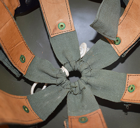 Réglage en profondeur à l'aide d'un lacet. Réglage en profondeur à l'aide d'un lacet.