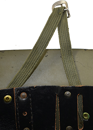 Partie latérale maintenue en deux points. Partie latérale maintenue en deux points.