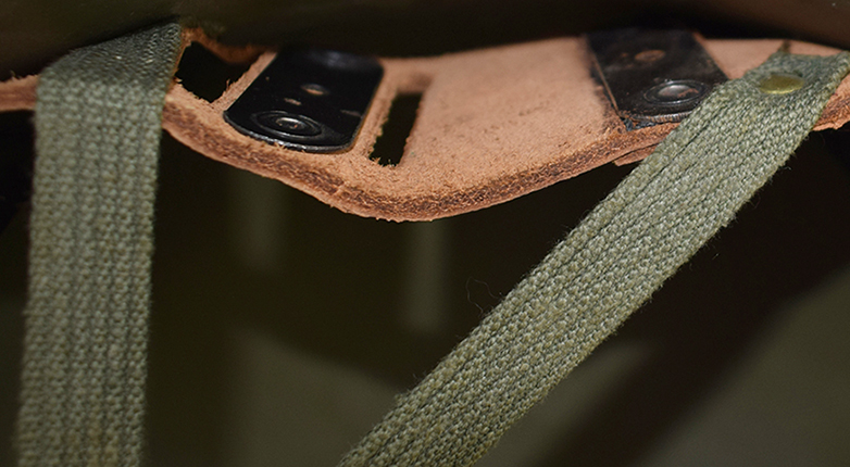 Détails maintien sur le cerclage en cuir. Détails maintien sur le cerclage en cuir.