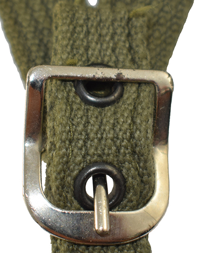 Fermeture par boucle à ardillon. Fermeture par boucle à ardillon.