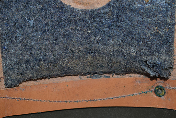 Doublure en feutre, notez la couture incurvée. Doublure en feutre, notez la couture incurvée.