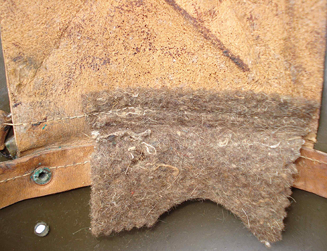 Notez la doublure en feutre étroite et excentrée. Notez la doublure en feutre étroite et excentrée.