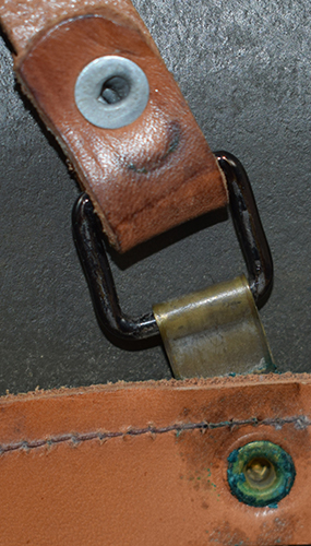 Boucle articulée rivetée avec le cerclage. Boucle articulée rivetée avec le cerclage.