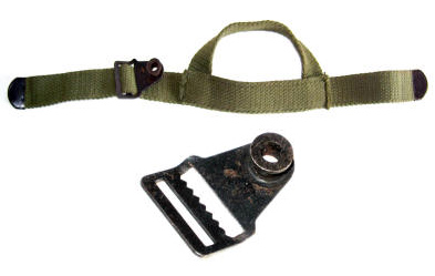 Jugulaire avec mentonnière et passant de fixation. Jugulaire avec mentonnière et passant de fixation.