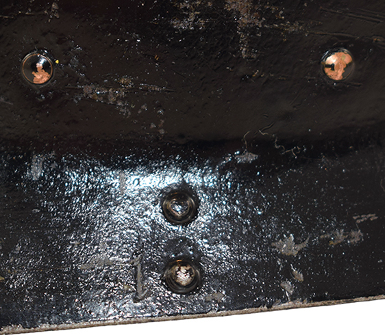 Rivets de maintien de la coiffe. Rivets de maintien de la coiffe.