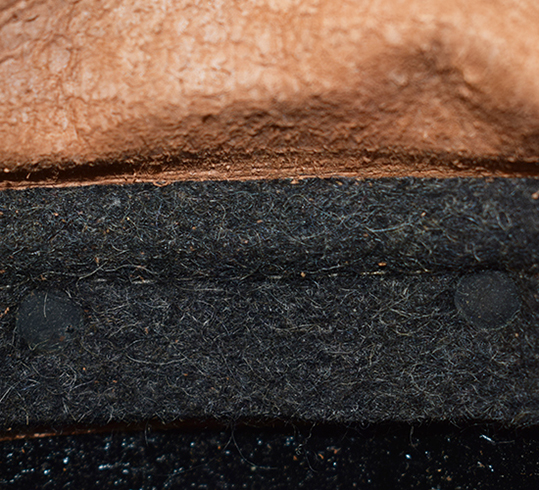 Vue intérieure, bandeau doublé de feutre. Vue intérieure, bandeau doublé de feutre.