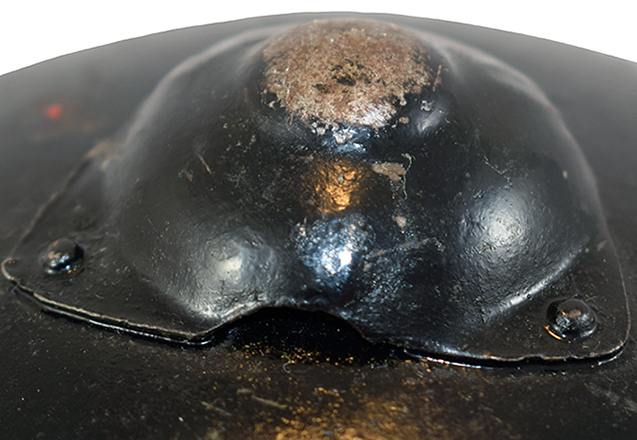 Chapeau sommital riveté. Chapeau sommital riveté.