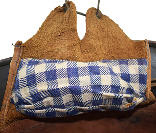 Patte de coiffe, envers. Patte de coiffe, envers.