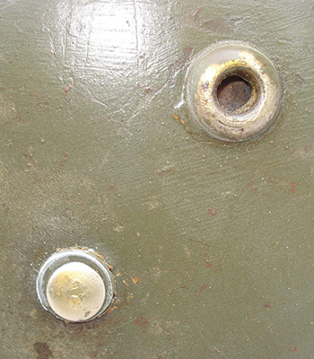 Œillet d'aération et rivet de coiffe (côté droit). Œillet d'aération et rivet de coiffe (côté droit).