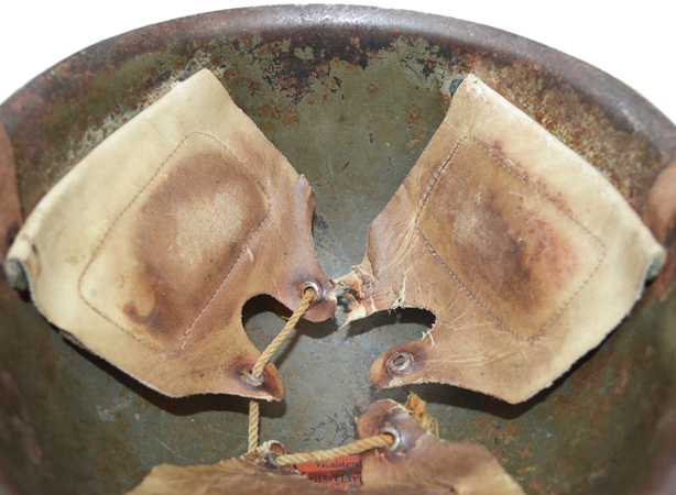 Pattes arrières de la coiffe (avec jugulaire fixée sans pontet). Pattes arrières de la coiffe (avec jugulaire fixée sans pontet).