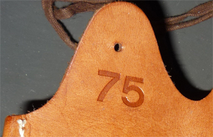 Rappel de la taille estampé sur la patte avant. Rappel de la taille estampé sur la patte avant.