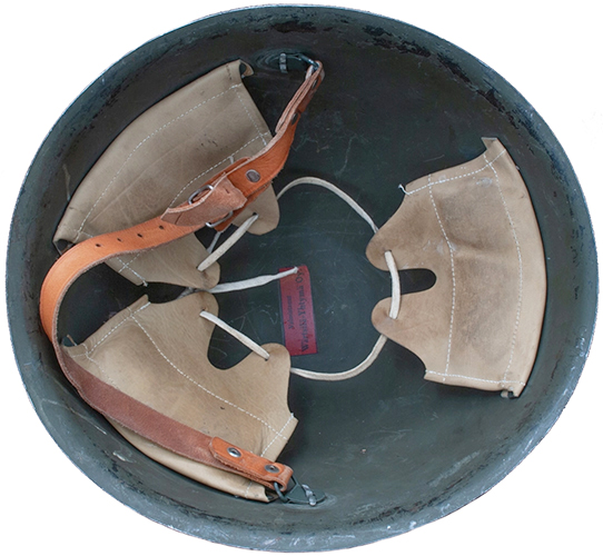 Vue intérieure, notez la jugulaire maintenue à part. Vue intérieure, notez la jugulaire maintenue à part.