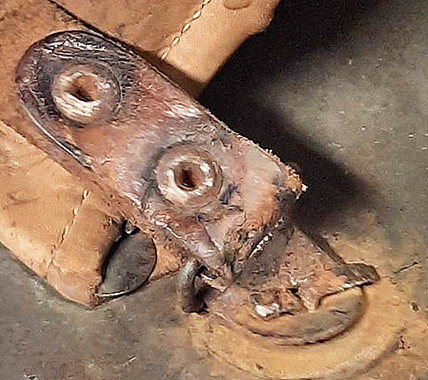 Passant de jugulaire déporté pour la taille 75. Passant de jugulaire déporté pour la taille 75.