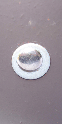 Tête de rivet doublé d'une rondelle.