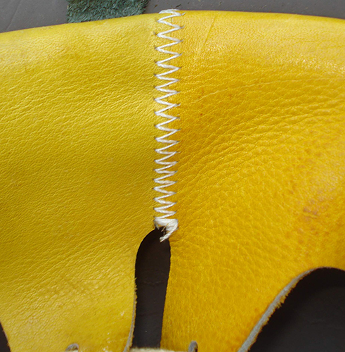 Couture d'assemblage latérale en zigzag.