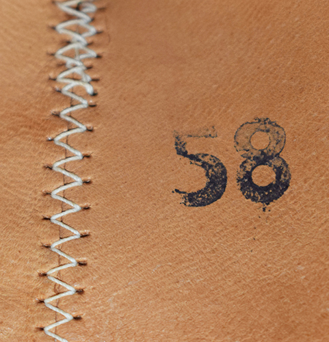 Couture d'assemblage en zigzag et indication taille.