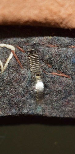 Maintien assuré par couture renforcé d'un rivet fendu.