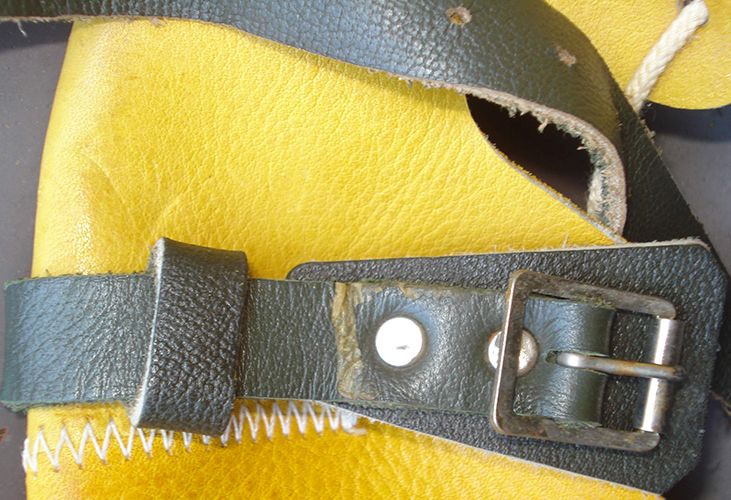 Jugulaire de couleur noire de fabrication finlandaise.