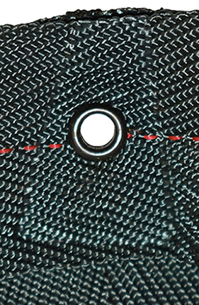 Point de montage renforcé d'un œillet métallique.