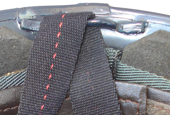 Passage arrière de la jugulaire.