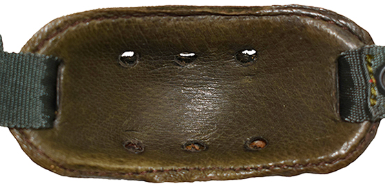 Mentonnière, envers/revers. Mentonnière, envers/revers.