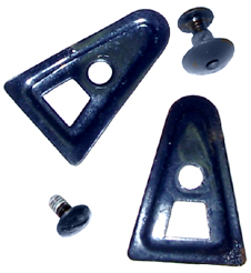 Plaques triangulaires et écrous-vis.