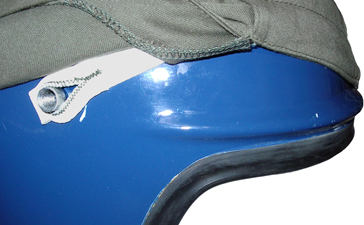 Fixation du ruban élastique sur le têton métallique.