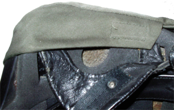 Logement pour le bas du casque en place.