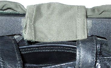 Languette de maintien arrière en place.