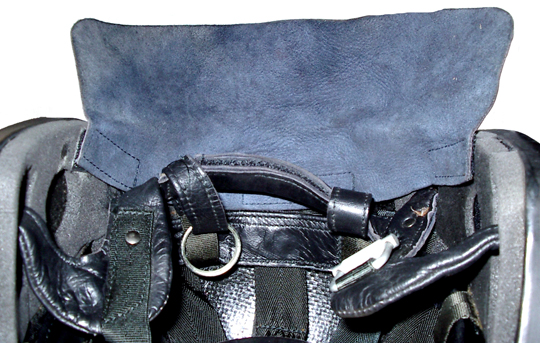 Vue intérieure, couvre-nuque en place.