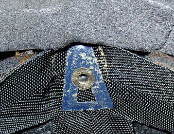 Cale métallique en forme de A et son rivet.