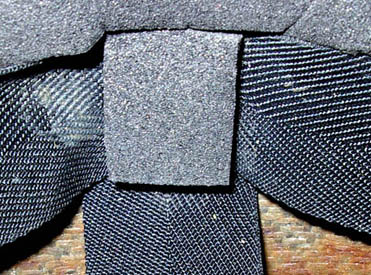 Cache en mousse de la cale métallique.