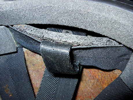 Aperçu du rivet du ruban amortisseur, épaisseur de mousse du ruban pourtour avec son passant.