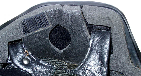 Vue du coté droit : logement de l'écouteur et ruban auto-agrippant aiguilles.