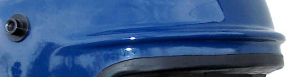 Avancée frontale et téton fileté, permettant la fixation de l'écran rabattable.